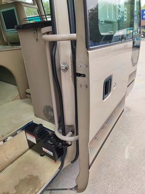 23 좌석 밀폐 창문 수동 변속기와 함께 사용 된 버스